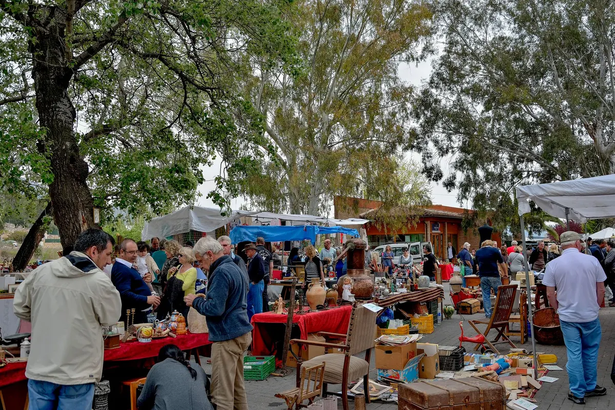 Common Mistakes New Collectors Make at Antique Fairs — and How to Avoid Them